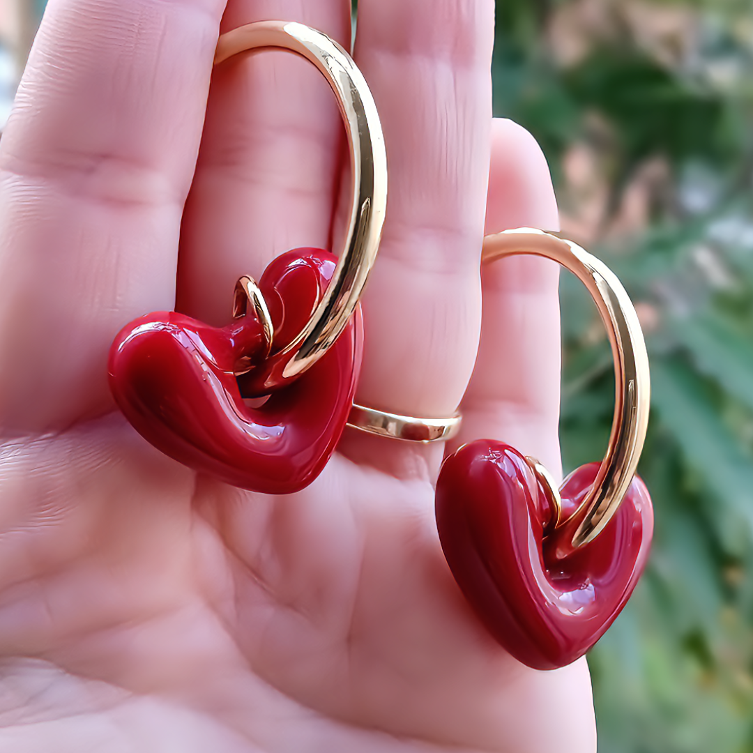 Rojo Instinto™ — Aretes Candonga en Covergold con Corazón Esmaltado en Rojo