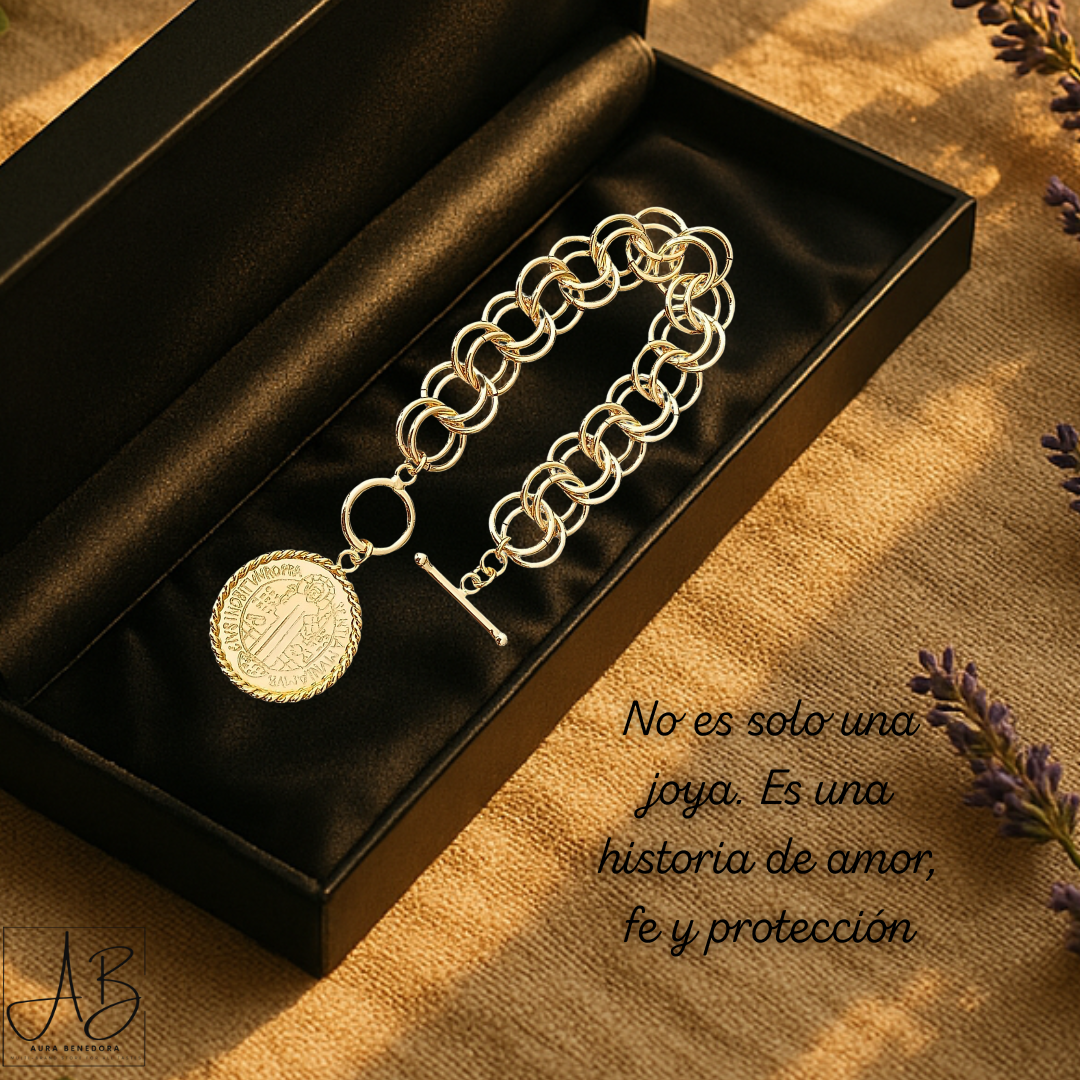 Brazalete: Abrazo de San Benito™ en bronce con baño de oro de 24 quilates
