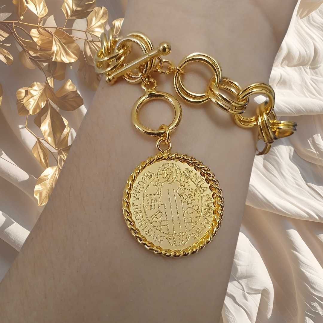 Brazalete: Abrazo de San Benito™ en bronce con baño de oro de 24 quilates