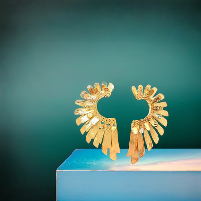 Aretes: Vuelo Dorado™ en Bronce con baño de Oro de 24 quilates