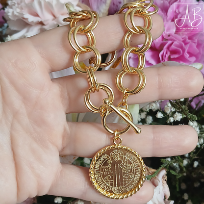 Brazalete: Abrazo de San Benito™ en bronce con baño de oro de 24 quilates