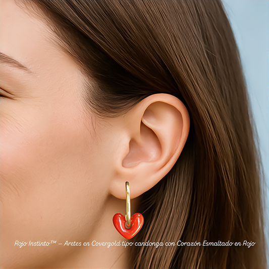 Rojo Instinto™ — Aretes Candonga en Covergold con Corazón Esmaltado en Rojo