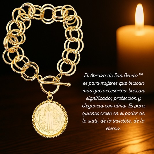 Brazalete: Abrazo de San Benito™ en bronce con baño de oro de 24 quilates