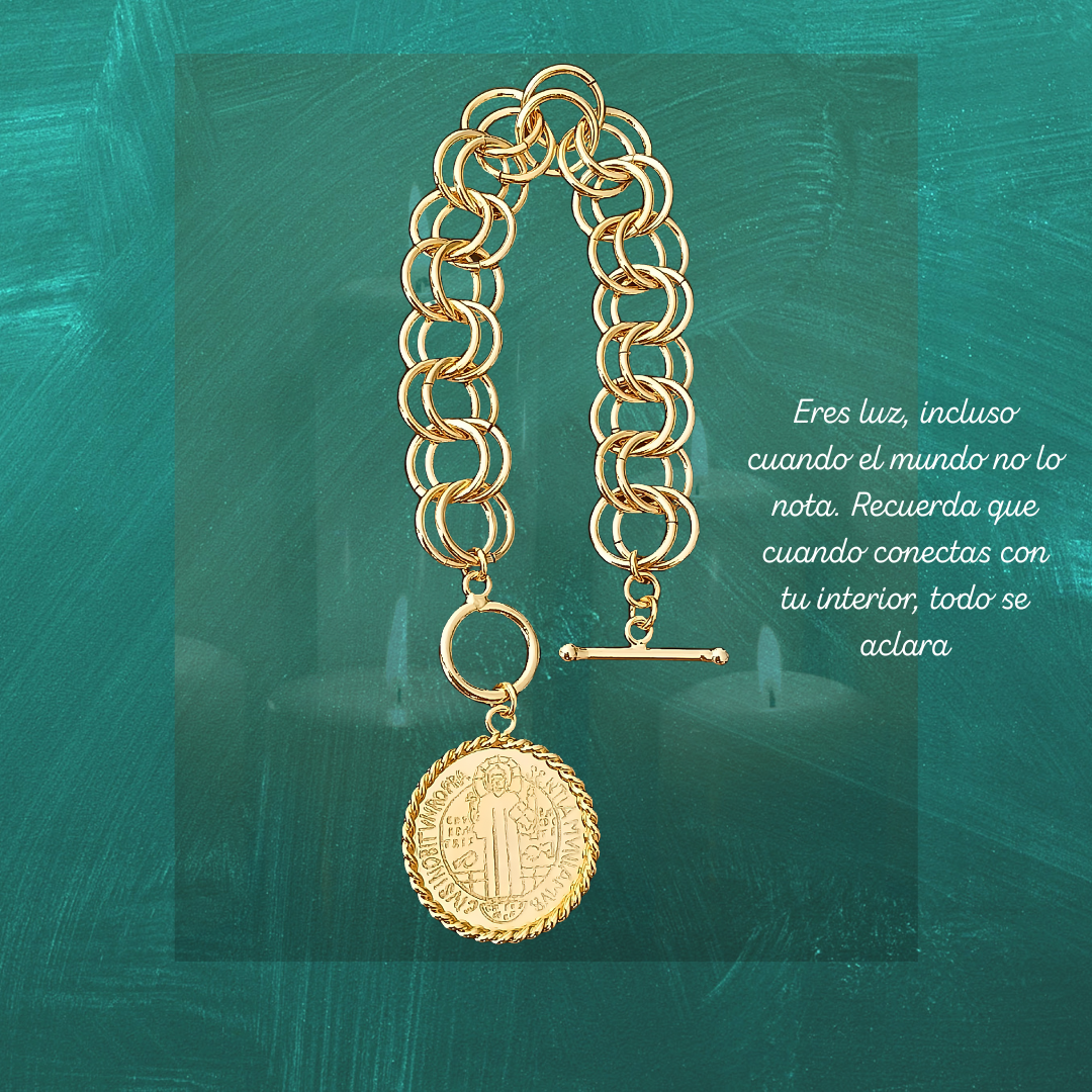 Brazalete: Abrazo de San Benito™ en bronce con baño de oro de 24 quilates