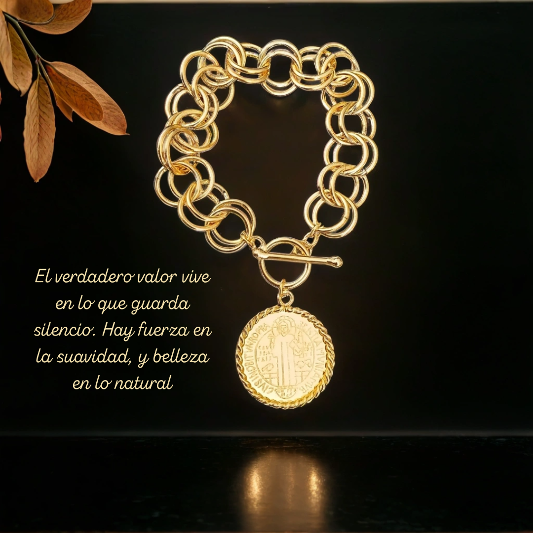 Brazalete: Abrazo de San Benito™ en bronce con baño de oro de 24 quilates