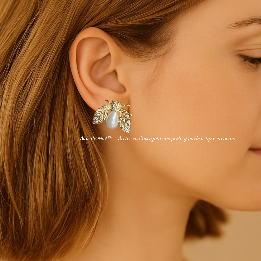 Alas de Miel™ — Aretes en Covergold con perla y  piedras tipo circonias