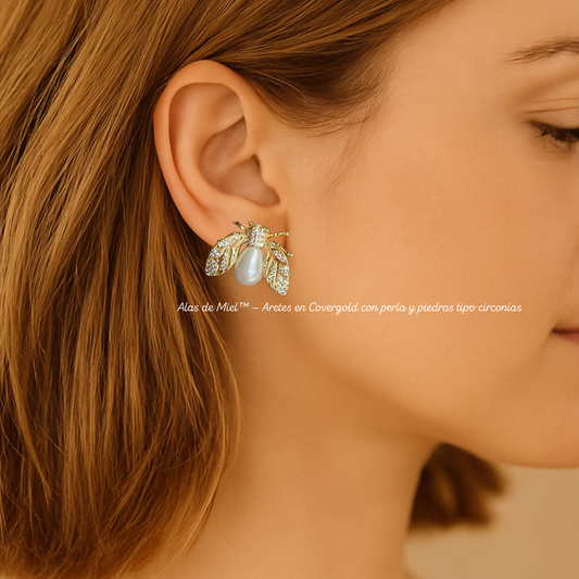 Alas de Miel™ — Aretes en Covergold con perla y  piedras tipo circonias