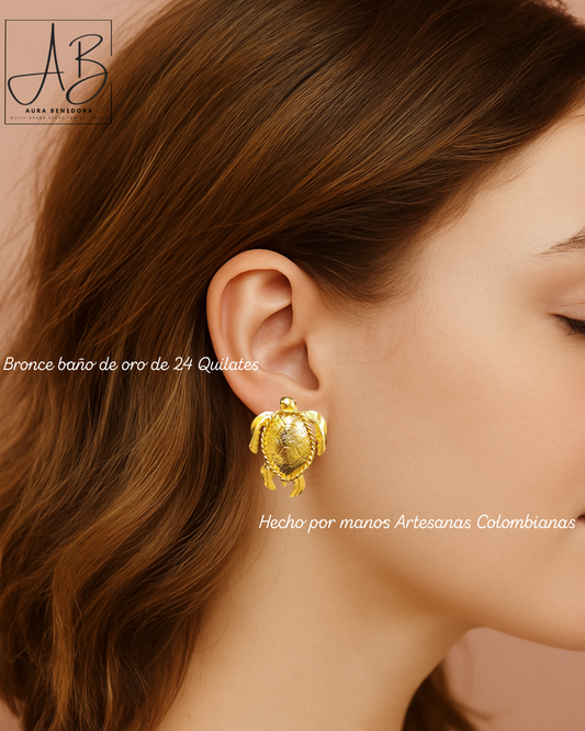 Aretes: Caparazón Sagrado™ Bronce con baño de Oro de 24 Quilates